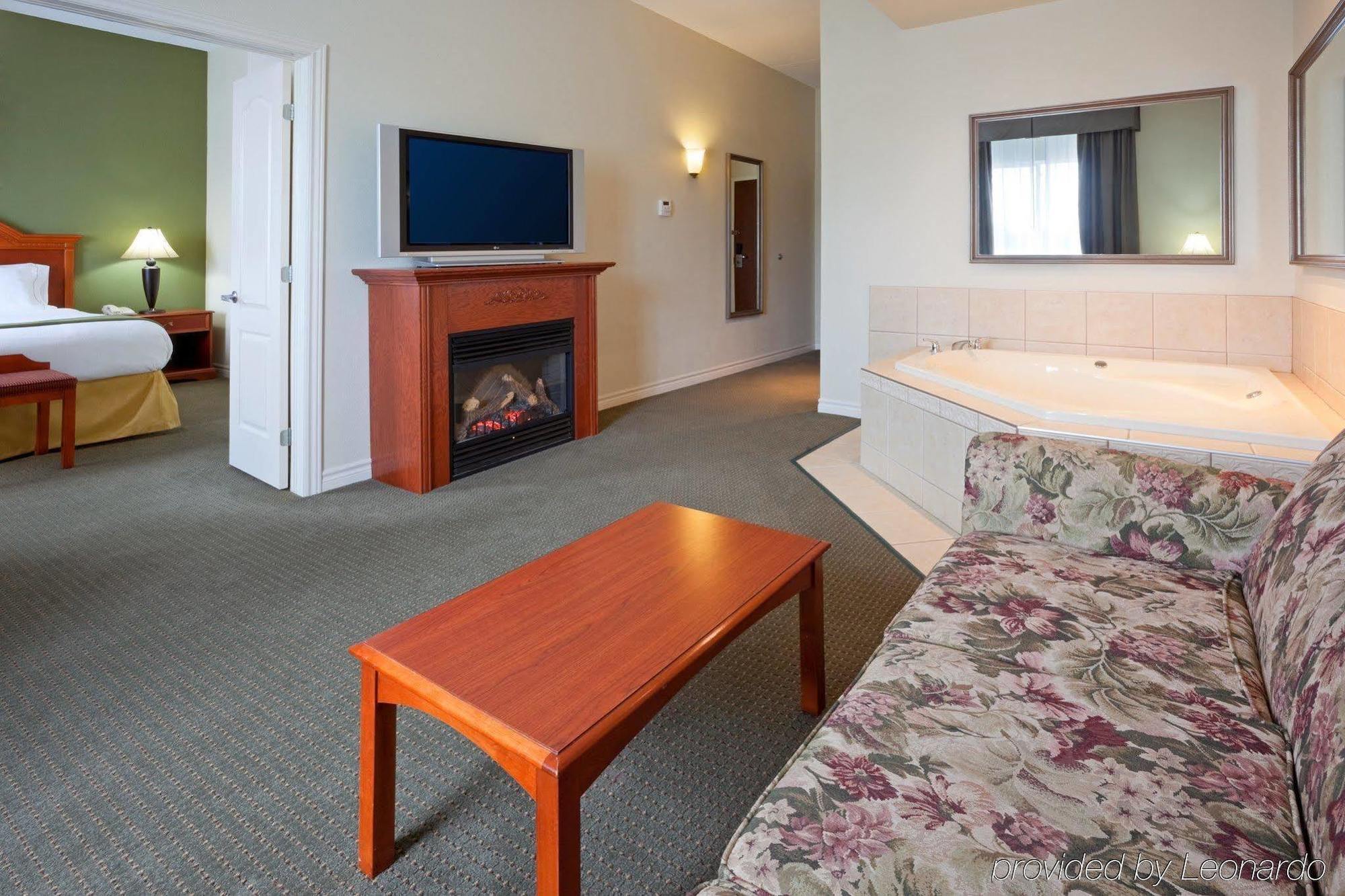 Holiday Inn Express Hotel & Suites 1000 Islands - Gananoque By Ihg Exteriér fotografie